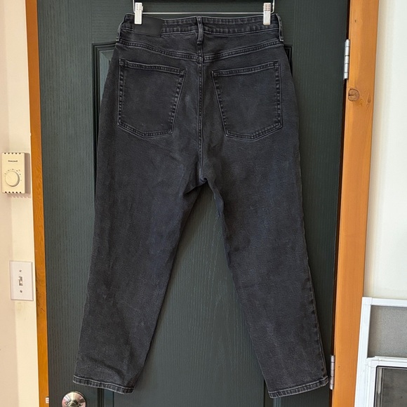 Everlane Women's Curvy Cheeky Jeans in Black - Picture 2 of 5